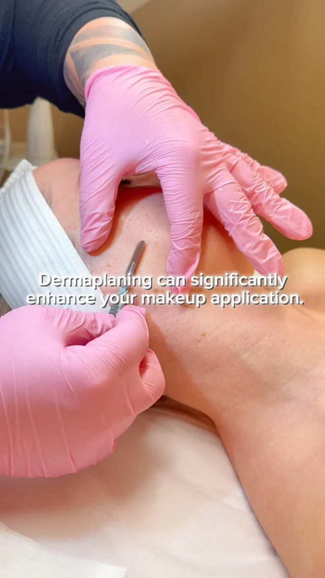 ✨ Unlock your flawless makeup routine with dermaplaning! ✨  This game-changing treatment exfoliates dead skin and removes peach fuzz, creating a smooth canvas for your makeup. Say goodbye to uneven texture and hello to a radiant glow! 💞 Your foundation will glide on effortlessly, and your look will last all day. Ready to elevate your beauty game? ☺️